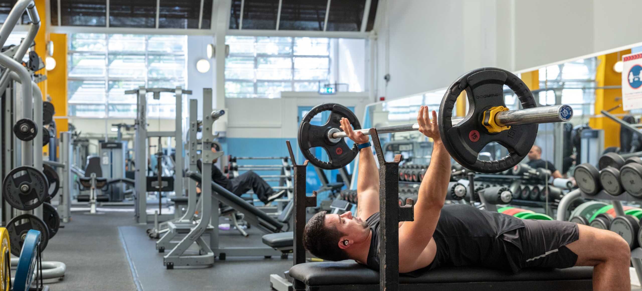 Guide complet sur l’équipement de musculation professionnel pour atteindre vos objectifs fitness